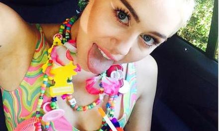 Miley Cyrus recomienda piña para el semen con obra de arte