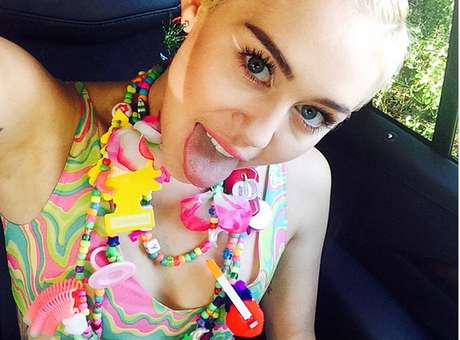 Miley Cyrus recomienda piña para el semen con obra de arte