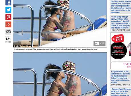 Rihanna besó a otra mujer en topless durante vacaciones (+Foto)