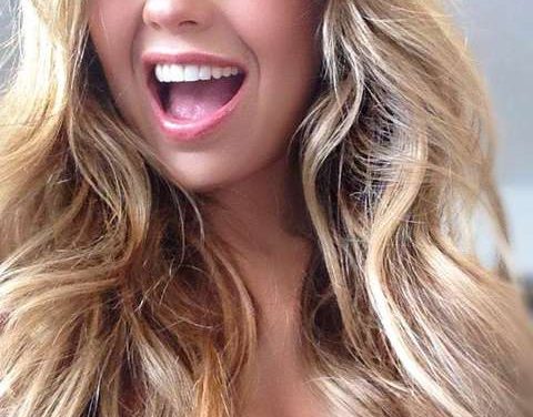 Thalía luce tentador escote y recuerda a Farrah Fawcett (+Foto)