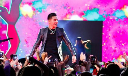Maluma Recibe el KCA Como Artista Favorito de Colombia y Se Luce Como Presentador