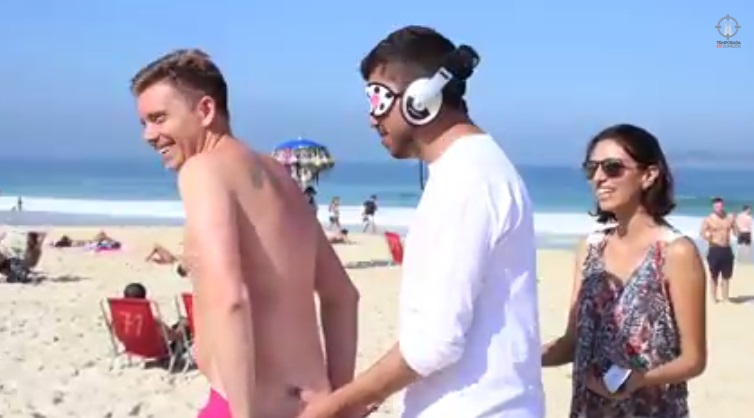 Leo Rojas toca 50 pares de nalgas en Copacabana, Rio de Janeiro