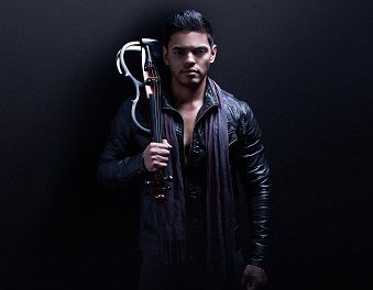 Jesús Ayala trabaja en el lanzamiento de su primer álbum
