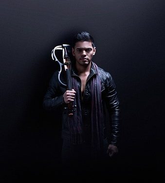 Jesús Ayala trabaja en el lanzamiento de su primer álbum