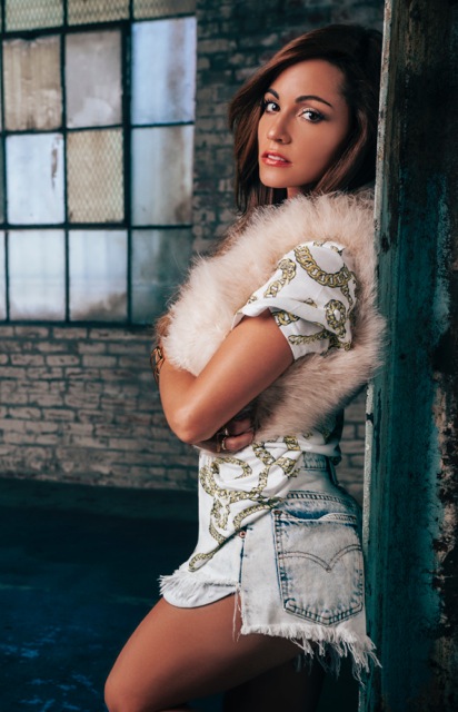Sharlene (@SharleneTaule) marca pauta como cantante