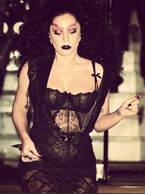 Lady Gaga se deja ver con transparente vestido gótico