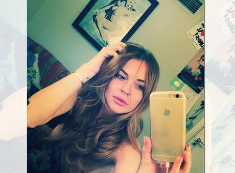 Lindsay Lohan deja ver parte de sus senos en selfie