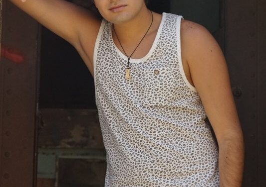 Jonathan Moly presenta »Déjate llevar» (+Video Lyric)