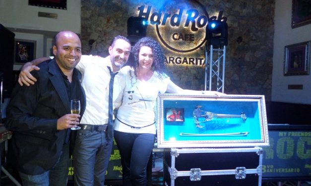 El violinista Carlos Kolenda icono de Hard Rock Cafe Margarita