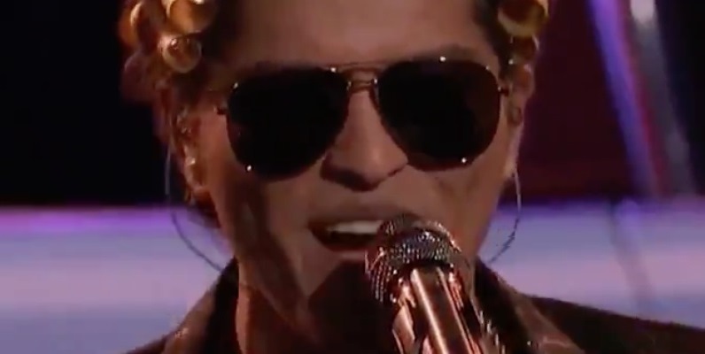 Bruno Mars asombra con su look en final de ‘The Voice’ (+Video)