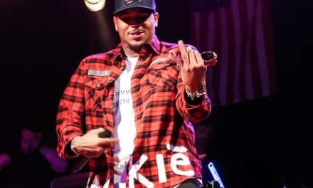 Chris Brown trabaja duro para terminar su sentencia