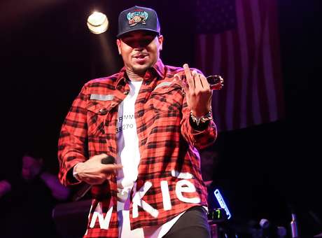 Chris Brown trabaja duro para terminar su sentencia