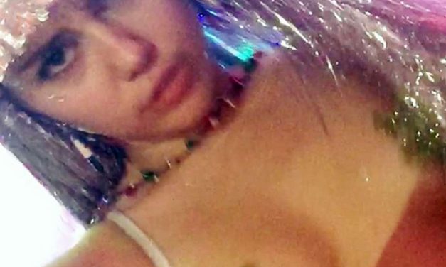 Miley Cyrus sorprende con topless en Navidad