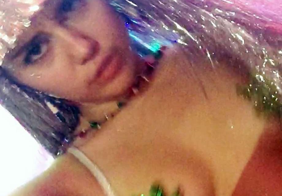 Miley Cyrus sorprende con topless en Navidad