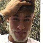 Neymar cambia de look para festejar la Navidad