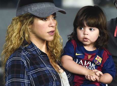Shakira pide a la prensa que deje de fotografiar a su hijo