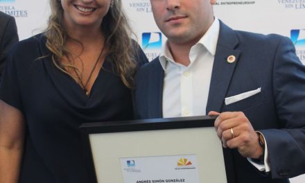 Venezuela sin Límites premia a Andrés Simón González como Emprendedor Social del Año.