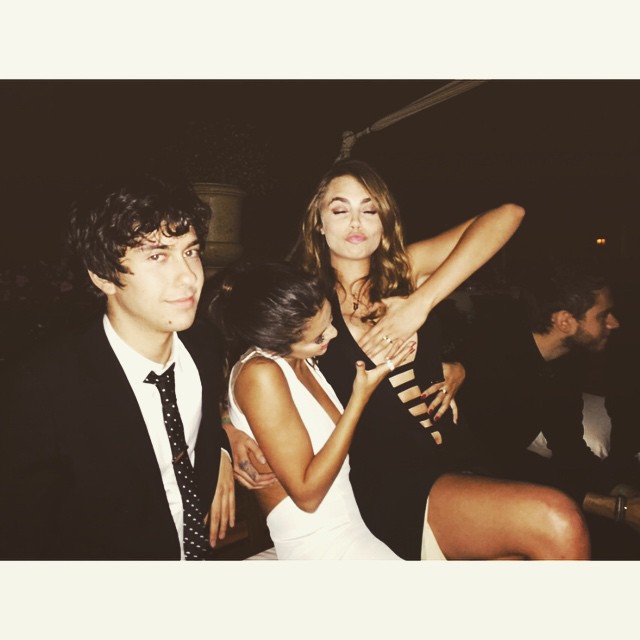 Selena Gomez evita que Cara Delevingne exponga seno (+FoTo)