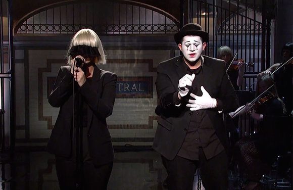 Sia presentó »Elastic Heart» y »Chandelier» en »Saturday Night Live» (+Videos)