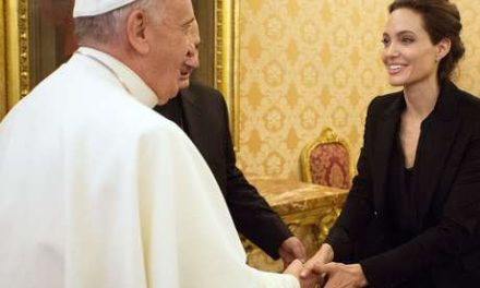 Angelina Jolie se encuentra con el Papa y recibe regalo
