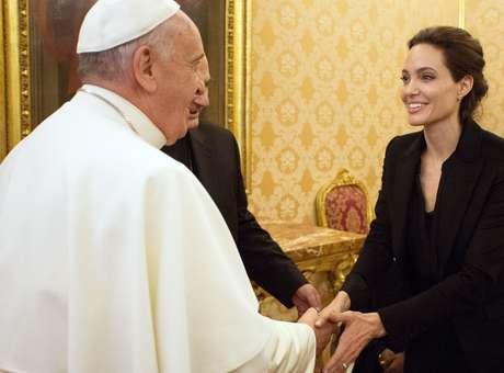 Angelina Jolie se encuentra con el Papa y recibe regalo