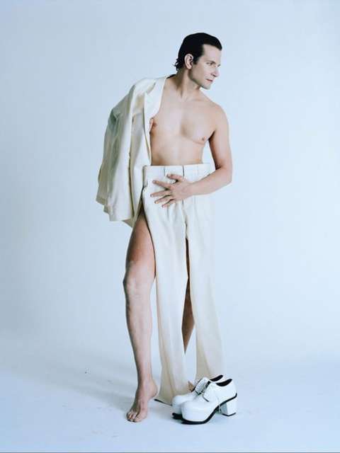 Bradley Cooper se quita la ropa en la revista W
