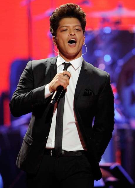 Bruno Mars lloró al ver video viral de ‘Uptown Funk’ (+Video)