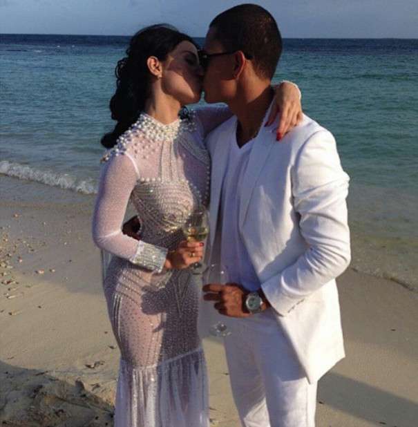 Diosa Canales (@canalesdiosa) se caso de blanco y muy ‘tapadita’ en la playa (+Fotos)