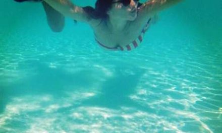 Dulce María recibió el 2015 nadando en bikini