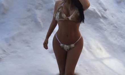 Kim Kardashian viste su voluptuosa silueta con un revelador Furkini… ¡en la nieve! (+Fotos)