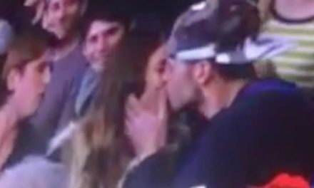 Mujer besa a otro después que su novio la ignora en kiss cam (+Video)