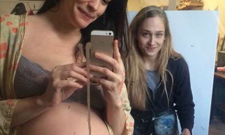 Liv Tyler sorprende al presumir su embarazo con selfie (+Foto)