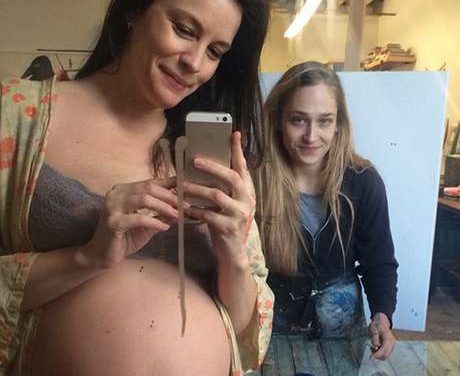 Liv Tyler sorprende al presumir su embarazo con selfie (+Foto)