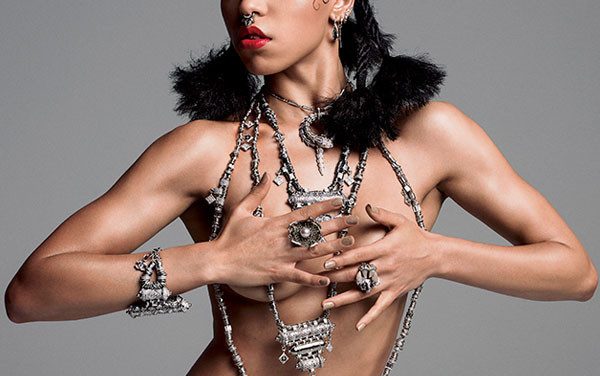 FKA Twigs, la novia de Robert Pattinson posa topless la para revista ‘V’ (+Fotos)