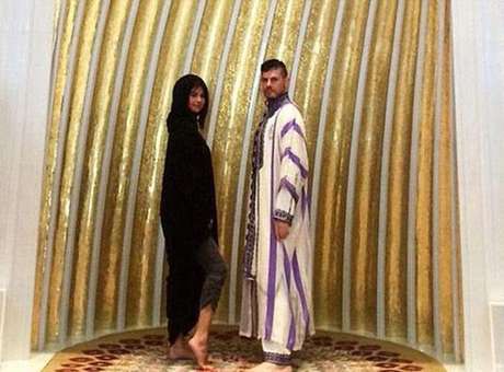 Selena Gomez escandaliza por enseñar la pierna en mezquita