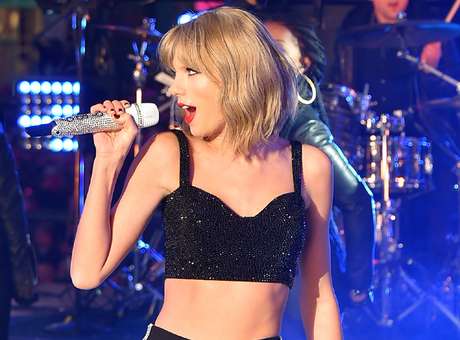 Taylor Swift sufre caída durante concierto de Fin de Año (+Video)