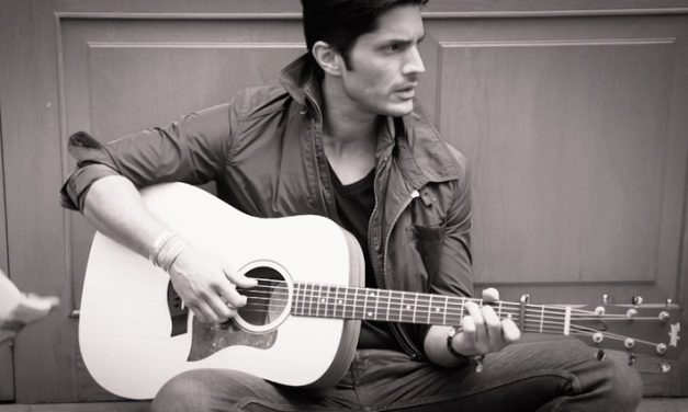 Daniel Elbittar presenta el lyric video de »Allí Estaré»