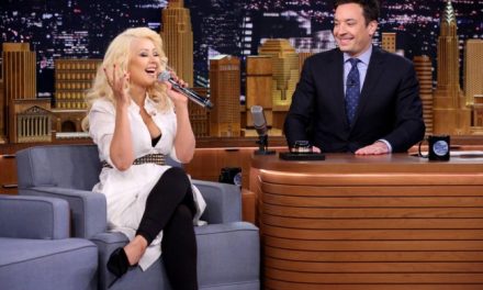 Christina Aguilera imita a Britney Spears, Shakira y Cher, en show de Jimmy Fallon (+Video)