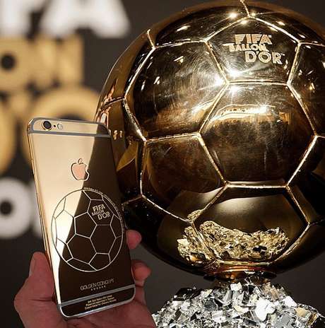 Cristiano Ronaldo y Neymar se dan lujo de tener un iPhone de oro (+Fotos)
