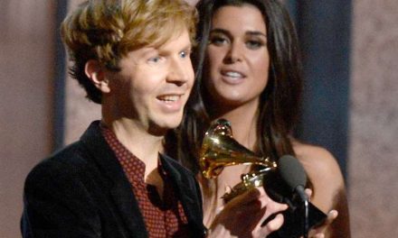 Kanye West se disculpa con Beck por incidente en los Grammy