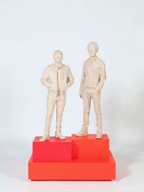 Hacen estatuas de integrantes de Daft Punk sin sus cascos