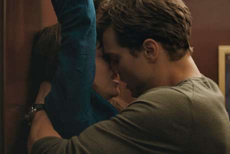 Detienen a mujer por masturbarse con ’50 sombras de Grey’