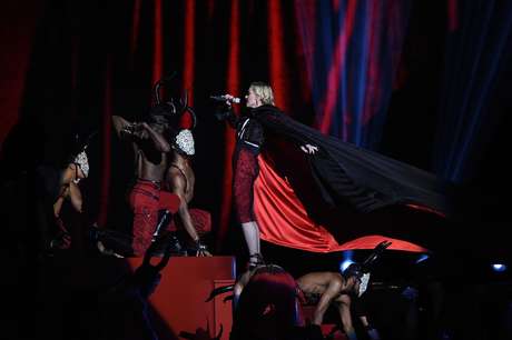 Armani responde a Madonna por criticar capa que le hizo caer (+Video)