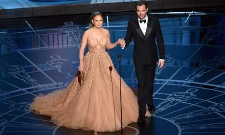 Jennifer Lopez casi cae en el escenario del Oscar 2015