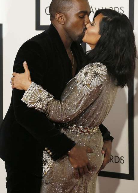 Kanye West apreto el trasero de Kim Kardashian en los Grammy