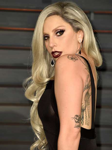Lady Gaga muestra tatuajes y más en fiesta de Vanity Fair