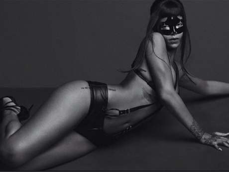 Rihanna seduce con fotografías a la ’50 sombras de Grey’ (+Fotos)