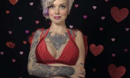 La sexy modelo Sara X Milss hace bailar sus senos para festejar San Valentín (+Video)