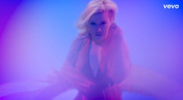 YA PUEDES VER EL NUEVO VÍDEO DE KELLY CLARKSON, SU PRIMER SINGLE »HEARTBEAT SONG» (+Video)