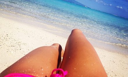 Carmen Electra impacta con sus sexies curvas desde Playas de Tahití (+Fotos)